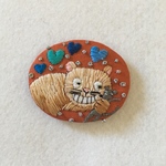 猫に捕らわれたネズミ刺繍ブローチ