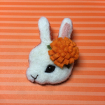 羊毛フェルトブローチ 花うさぎ