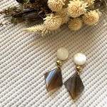 ホワイト×ブラウン菱形　ピアス/イヤリング　金属アレルギー対応　他　チタンピアス