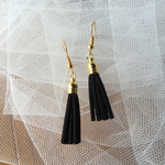 タッセルピアス Black
