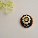 木枠のまぁるいお花の刺繍ブローチ