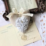 アンティーク手刺繍レース*フランスリネン*ハート型*ラベンダーサシェ*ミニクッション*シャンデリア