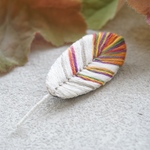 ▷新作◁ 羽根の刺繍ブローチ［ホワイト］