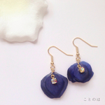 花びらゆらゆらピアス<紺×クリスタルAB>