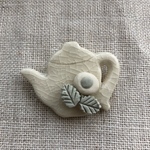 陶器　ティーポットのブローチ　一輪の花