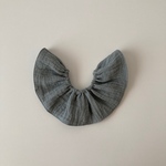 crepe frill bib〈olive grey〉