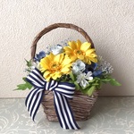 ブルー系のかごアレンジ♪青水色黄色プリザーブドフラワー花ブリザードフラワー結婚式誕生日プリザ薔薇プレゼント誕生日バラギフト花器サプライズ結婚祝い退職祝い卒業祝いリボン 