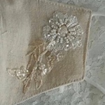 夏用マスク　ホワイトベージュリネン　ビーズ刺繍レースモチーフ付き保冷剤ポケット付き　爽やか立体マスク
