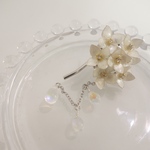 雨のしずくしたたる 白い紫陽花のポニーフック 