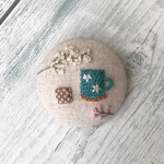 カフェタイム　ブローチ　40㎜・丸　＊ クッキー かすみ草 立体 刺繍 ＊