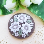 ♡再販♡刺繍ブローチ  くるみボタン《白い花》×モカ茶