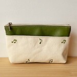 帆布のマチ付きポーチ　音符刺繍グリーン