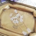 すりガラス風花びらのアクリルロングチャームパーツ