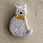 白猫×ミモザの刺繍ブローチ