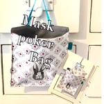 送料無料）さっと入れてかけられるマスクケース夏らしい白にグレーと赤がポイントの涼しげな花柄にウサギのアップリケつき「♯母の日」