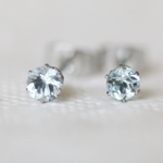 【再販】宝石質アクアマリンのファセットカット・スタッドピアス（4mm・サージカルステンレス）
