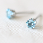 宝石質スイスブルートパーズのファセットカット・スタッドピアス（4mm・サージカルステンレス）