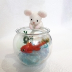 羊毛フェルトの金魚を覗く白ねずみちゃん