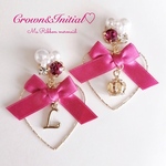 フューシャピンクのハートフープピアス/イヤリング♡·̩͙*✦ サテンリボン ×  王冠&イニシャルver.