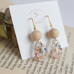 ウッドビーズ×雫のナチュラルお花のピアス、イヤリング