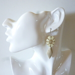 アンティーク フラワー モノトーン ステンレス ピアス アイボリー