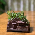 可愛い小鳥が止まってる小さなレンガ家🏠植木鉢