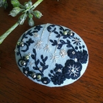 手刺繍ブローチ★雫の花火