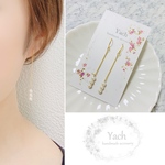 揺れる3連パールのピアス