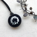 [ネコポス送料無料]刺繍枠のロングネックレス（サークル・かすみ草）