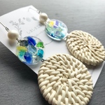 琉球ガラスとラタンの夏ピアス