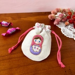 小さなマトリョーシカ3姉妹　手刺繍のころりん豆巾着　pink