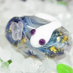 花に白蛇　長玉　紫鉄青マーブル金箔散らし　（花・紫）