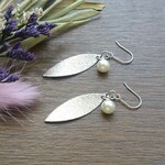 パールとリーフの大人シンプルピアス＊シルバーカラー. 揺れる. フックピアス
