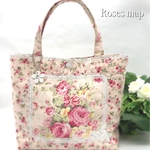 ❤︎ピンクの薔薇柄❤︎お洒落なトートバッグ❤︎チャーム付き❤︎