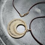 大ぶりフープの革ひもネックレス