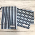 ◆セール◆ 40cm × 60cmランチョンマット &   縦 26cm × 横 18cm巾着袋  セット　ネームテープ付き　机サイズ　給食セット　小学校　ランチセット　青色　ストライプ