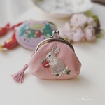 ＊手刺繍がま口コインケース＊イチゴを持ったウサギ  ピンク
