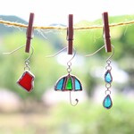 【ステンドグラス】雨の日アクセサリー◎ピアス 赤 長靴