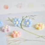 小さなビーズのお花のピアス・イヤリング（パステルカラー4色）バラ売り