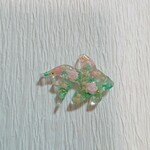 ゆめかわカラーの金魚の帯留め