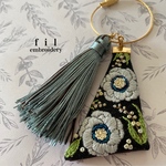 手刺繍のバッグチャーム