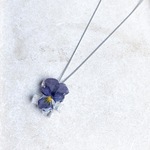 ビオラとキューブのネックレス「陽待ちの花」