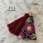 手刺繍のバッグチャーム