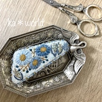 花刺繍 アイスブルー基調の三角のビーズ縁取りバレッタ