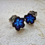 深い青の小花ピアス