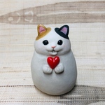 ❤️を持つおくちあんぐり三毛ねっこの置物