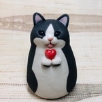 ❤️を持つ舌しまい忘れハチワレねっこの置物