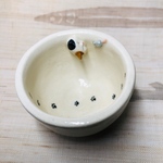壁に頭を突っ込んで抜けなくなってしまった三毛ねっこぐい呑