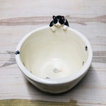 器の底に居るネズミを見つめるハチワレねっこぐい呑
