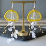 黄色いクラゲの耳飾り　イヤリング／ピアス